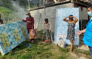 Brindan ayuda a una familia afectada por un incendio en El Pangui