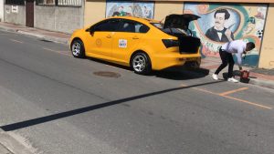 Taxistas hacen de las calles céntricas zonas de lavado y limpieza