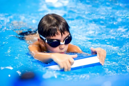 Pueden asistir los niños aspirantes a ser nadadores de forma gratuita.