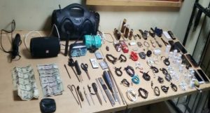 Decomisan cuchillos y más objetos prohibidos en la cárcel de Ambato