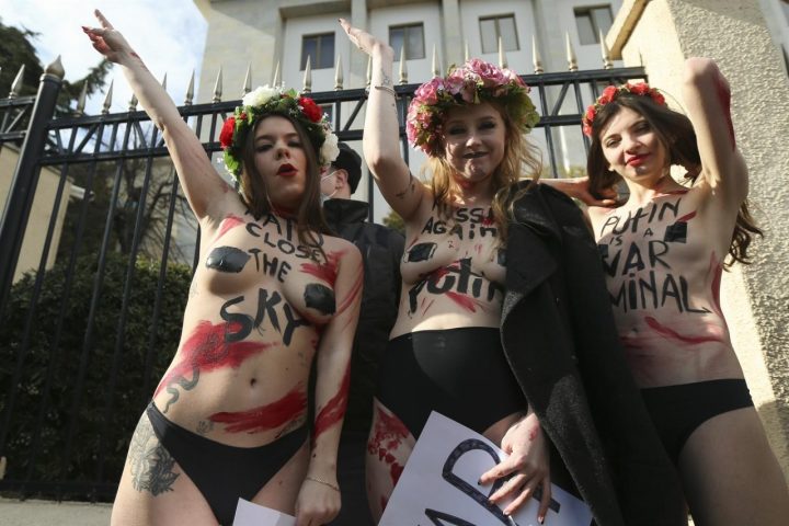 Muchos exiliados rusos participan en protestas contra la guerra de Putin en las ciudades georgianas.