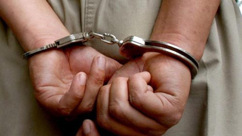 A golpes quiere desalojar del departamento a su hermana