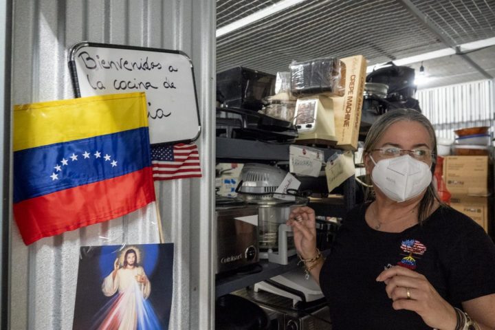 Patricia Andrade es responsable del programa Raíces que ayuda a los venezolanos que llegan a Miami.
