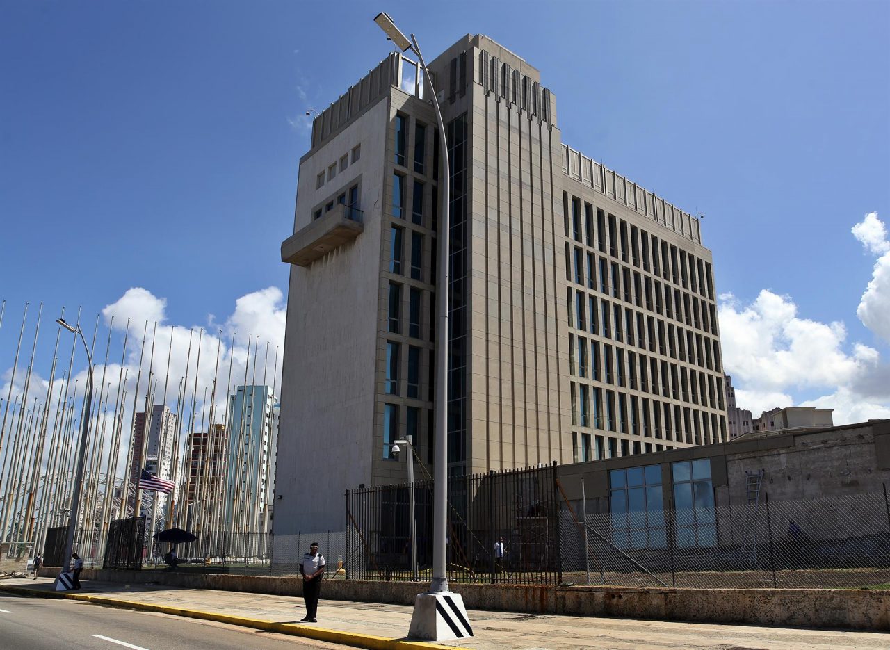 Vista de la embajada de los Estados Unidos en La Habana (Cuba), en una fotografía de archivo.