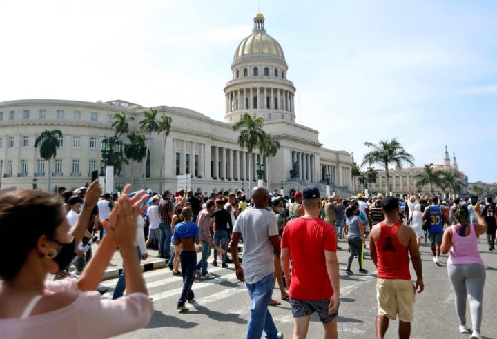 El 11 de julio de 2021, miles de personas se manifestaron al frente del capitolio de Cuba en La Habana.