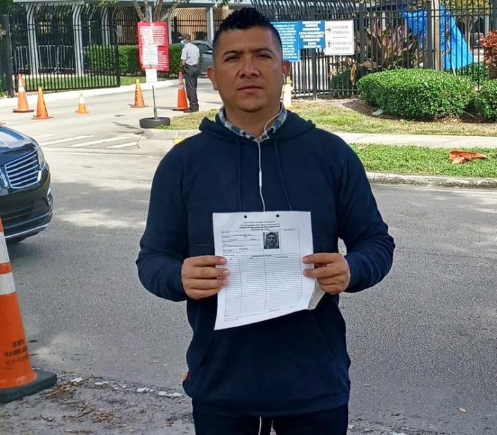 Danny Sánchez, un abogado venezolano solicitante de asilo, quien es monitoreado por el sistema SmartLink.