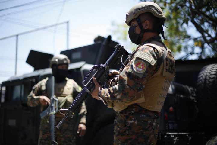 Soldados montan guardia en un punto de control en la capital salvadoreña.