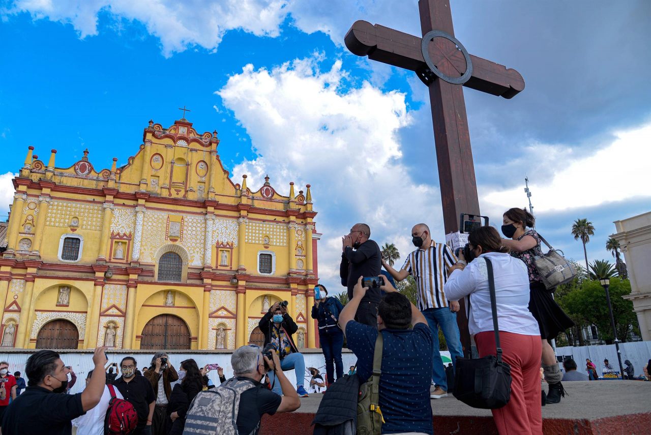 Un grupo de periodistas se manifiesta, antes de la inauguración del Encuentro Nacional de Periodistas en Chiapas.