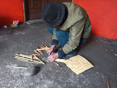 Juan Manuel Chango es uno de los artesanos que conserva la elaboración de artesanías con totora.