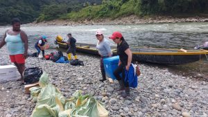 Lugar. La parroquia, perteneciente a la provincia de Carchi, está a orillas del río que separa a Ecuador y Colombia. La única forma de llegar es por aire o en botes.