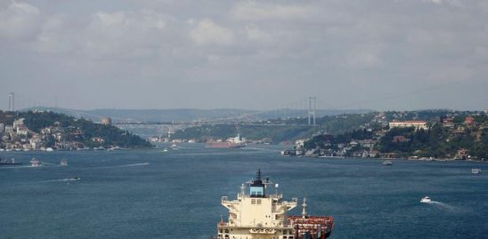 Turquía cierra momentáneamente el Bósforo para desactivar mina flotante