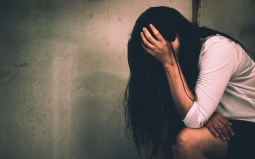 Mujer acusa a su abogado de violarla