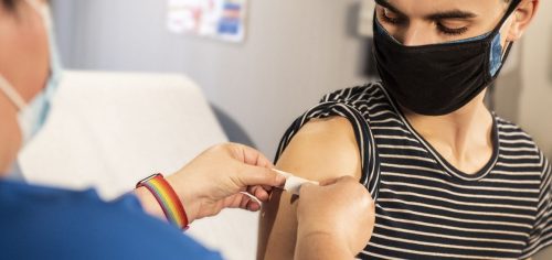 Adolescentes deben presentar un documento firmado para recibir dosis de refuerzo