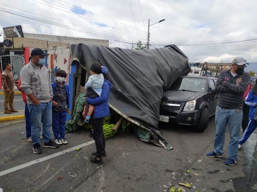 Cuatro carros siniestrados en la Julio Jaramillo