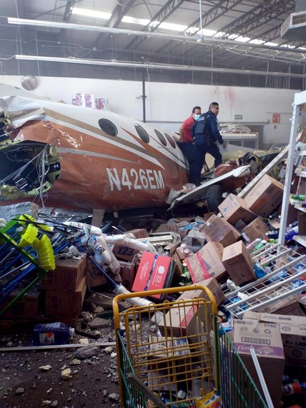 Una avioneta choca contra supermercado en México