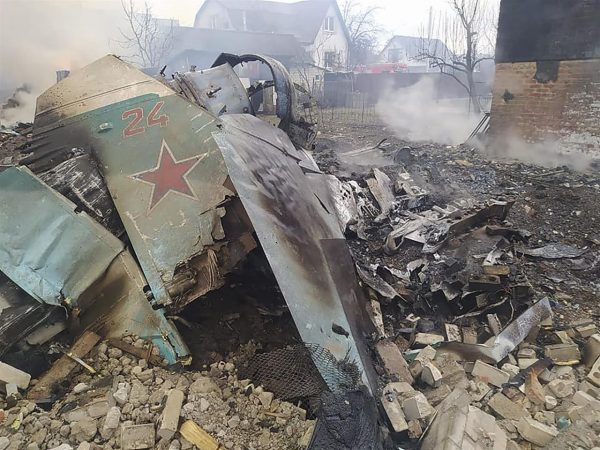 Imagen de un avión derribado en alguna zona no especificada de Ucrania. Foto EFE
