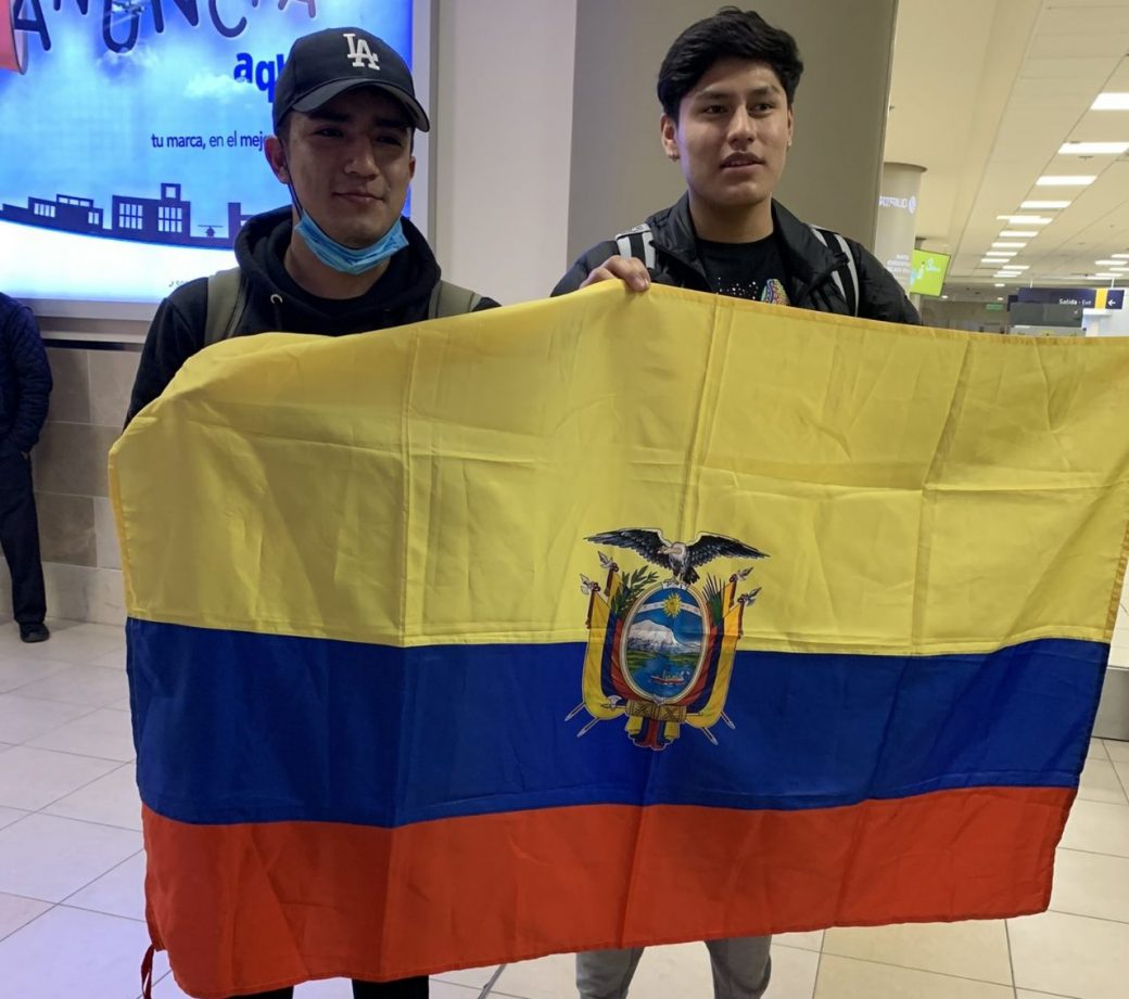 Dos de los ecuatorianos evacuados de Europa con apoyo de México.
