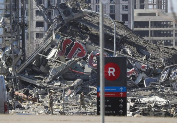 Muere periodista rusa opositora en ataque a centro comercial en Kiev