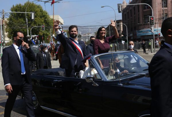 El presidente de Chile, Gabriel Boric (I), junto a la ministra del Interior, Izkia Siches (d), saludan a bordo del vehículo presidencial Ford Galaxie donado por la reina Isabel II de Ingalterra