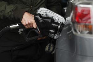 El galón de gasolina supera los $4 en EE.UU.
