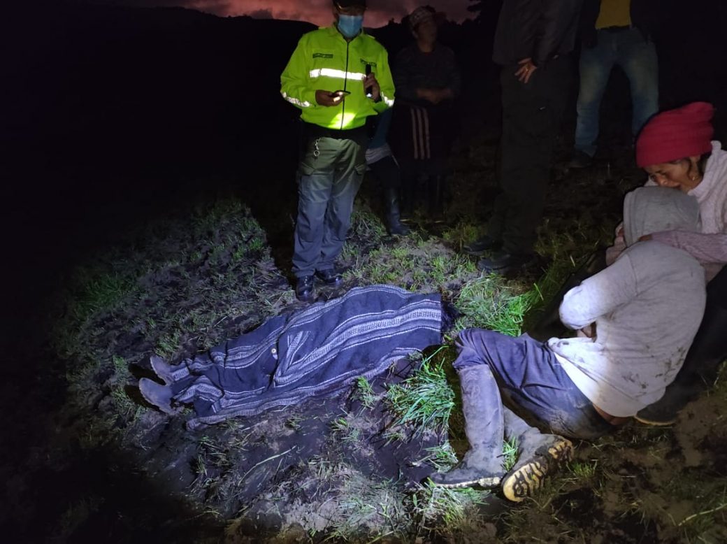 Uno de los cadáveres del asesinato múltiple ocurrido en Carchi. FOTO: Iván Casamen