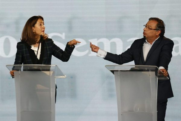 Cruce Betancourt-Petro en primer debate presidencial colombiano