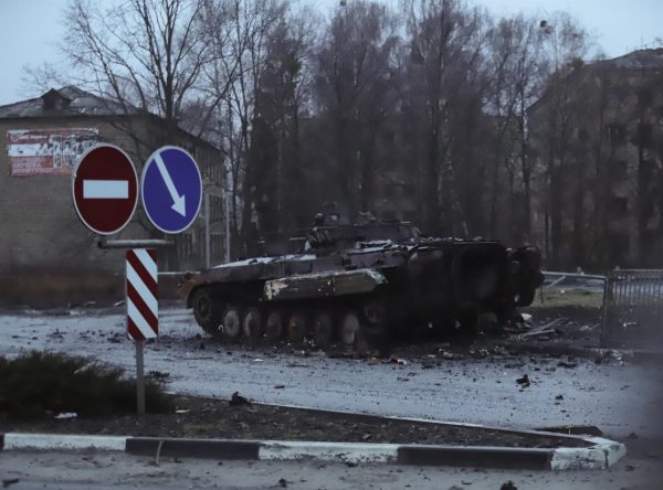 Un tanque de guerra ruso quemado fue registrado este miércoles, luego de ser alcanzdo por bombarderos ucranianos, en la localidad de Borodyanka, cerca de Kiev.