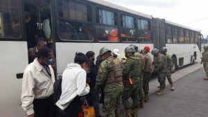 Dos personas con armas fueron encontradas en buses de Quito