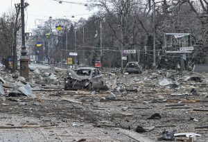 DESASTRE. Vista de una calle tras un bombardeo ruso en Kharkiv, Ucrania, el 1 de marzo de 2022.