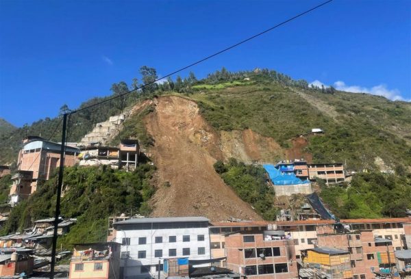 Fotografía del deslizamiento de tierra de un cerro en la localidad Retamas, en la provincia de Pataz.