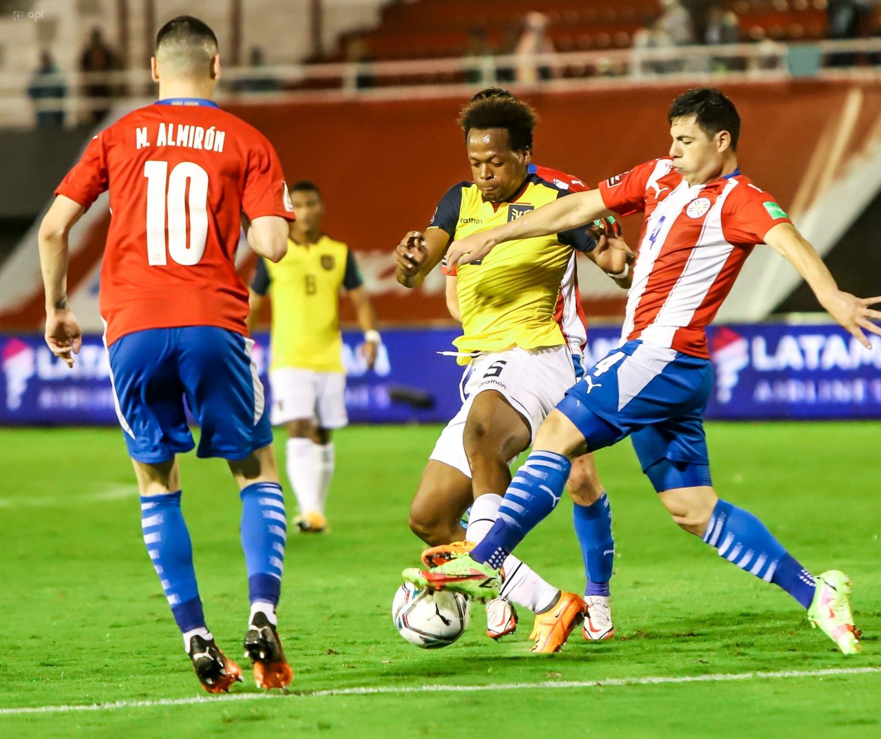 Ecuador pierde 3-1 de visita ante Paraguay, pero sella su clasificación al Mundial