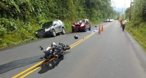 El cuerpo del afectado quedó a pocos pasos de la motocicleta.