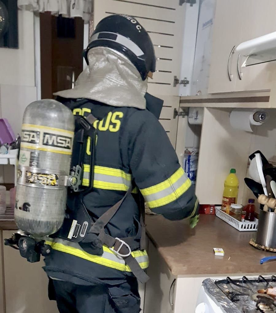 Los bomberos controlaron la emergencia ocurrida en el norte de Quito.
