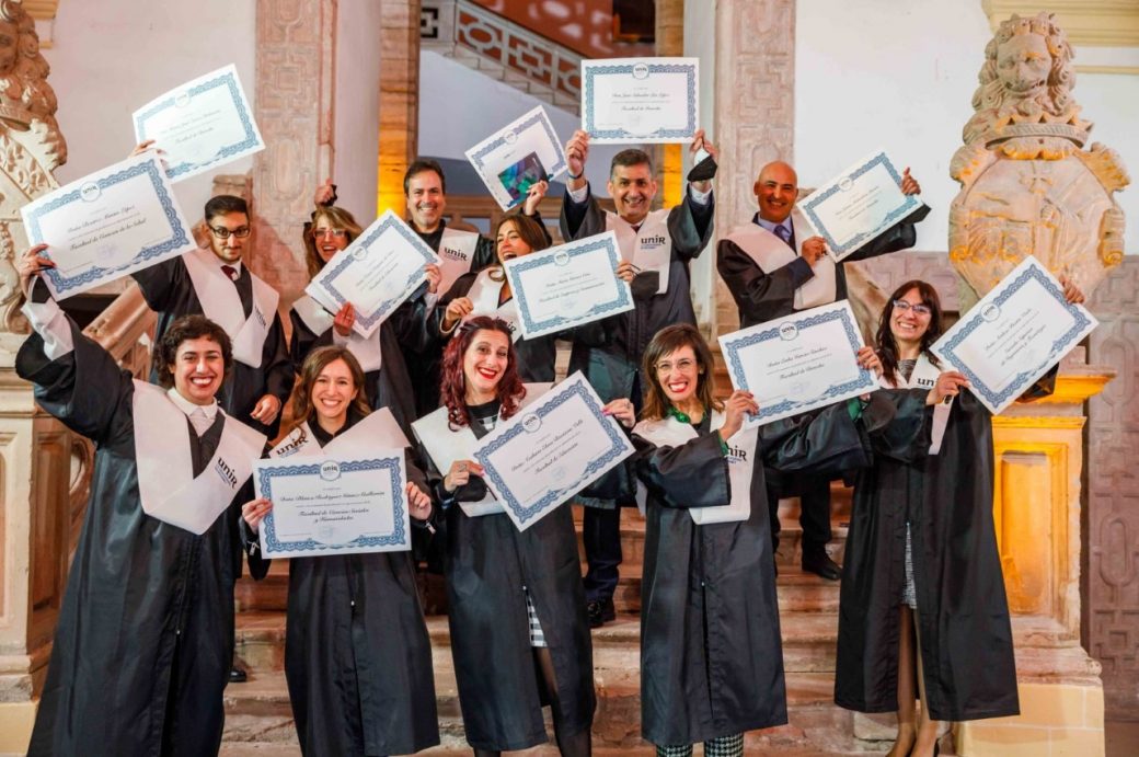 Un grupo de graduados del programa de maestrías de la UNIR.