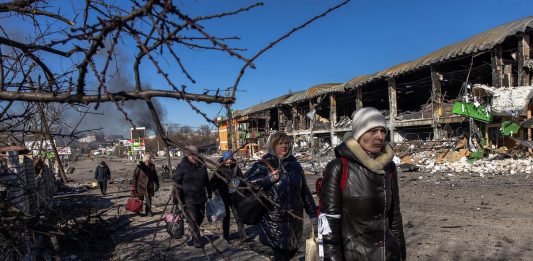 Ciudadanos de Ucrania salen de Kiev en busca de refugio en otros países.