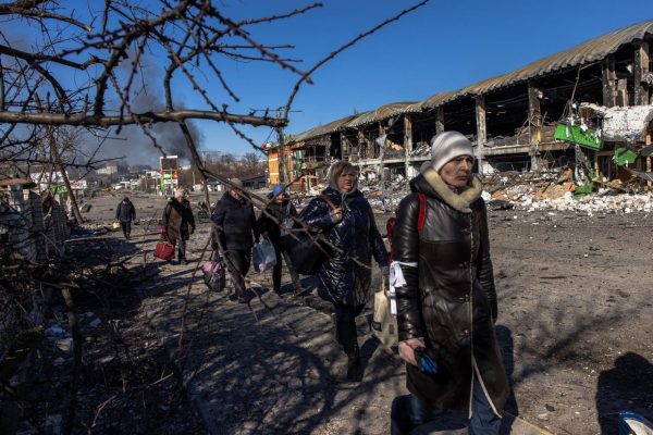 Ciudadanos de Ucrania salen de Kiev en busca de refugio en otros países.