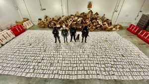 Casi dos toneladas de droga halladas en cajas de banano