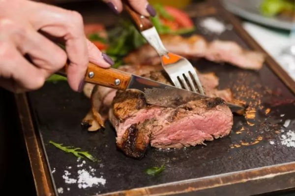 Comer carne menos de 5 veces por semana baja riesgo de cáncer