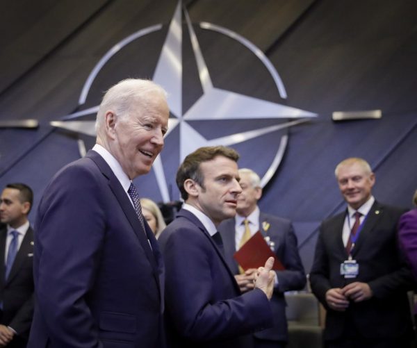 El presidente de EE.UU., Joe Biden (i.), junto al presidente de Francia, Emmanuel Macron.