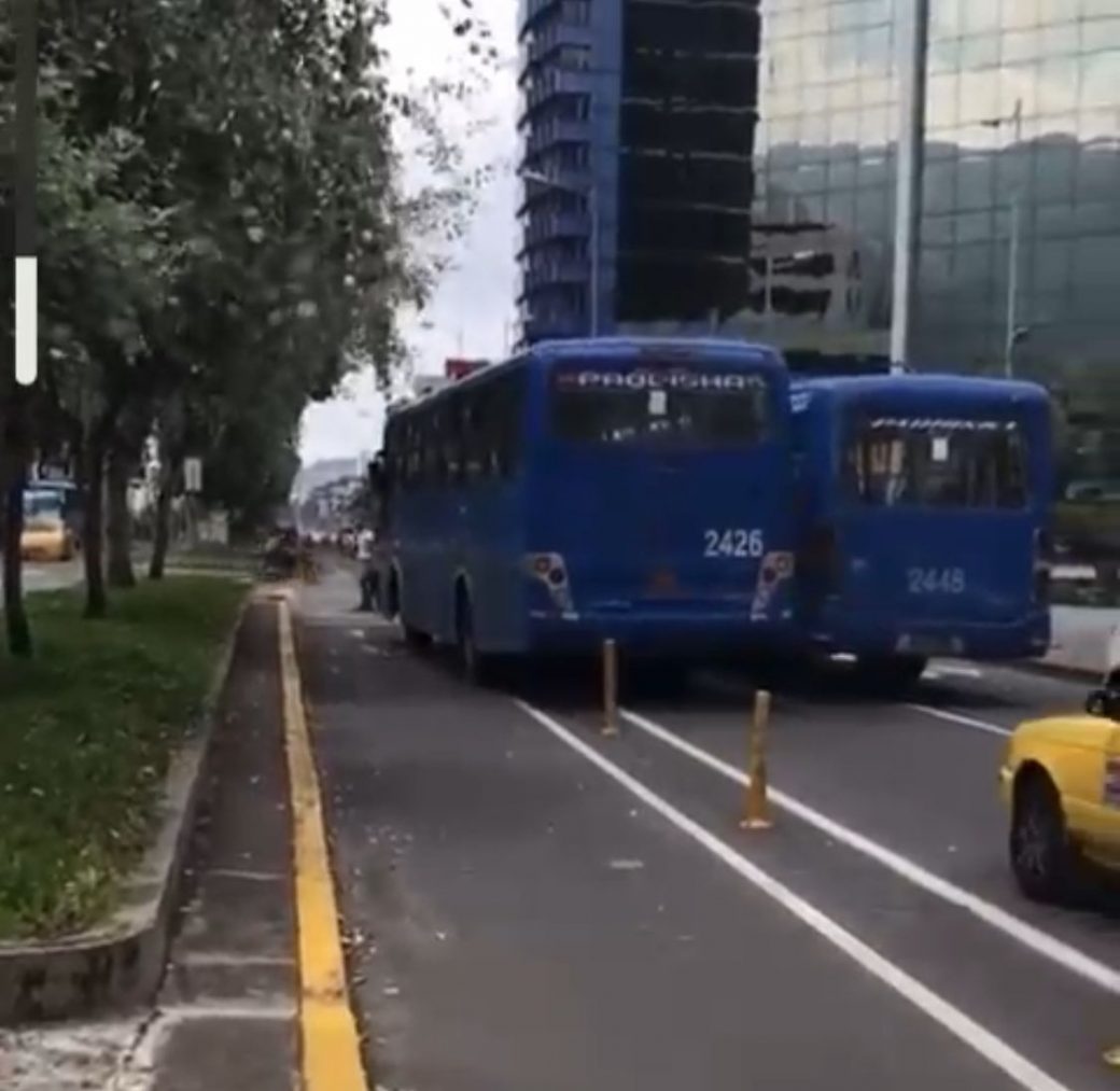 Captura de pantalla del video en el que se ve la infracción del conductor del bus.