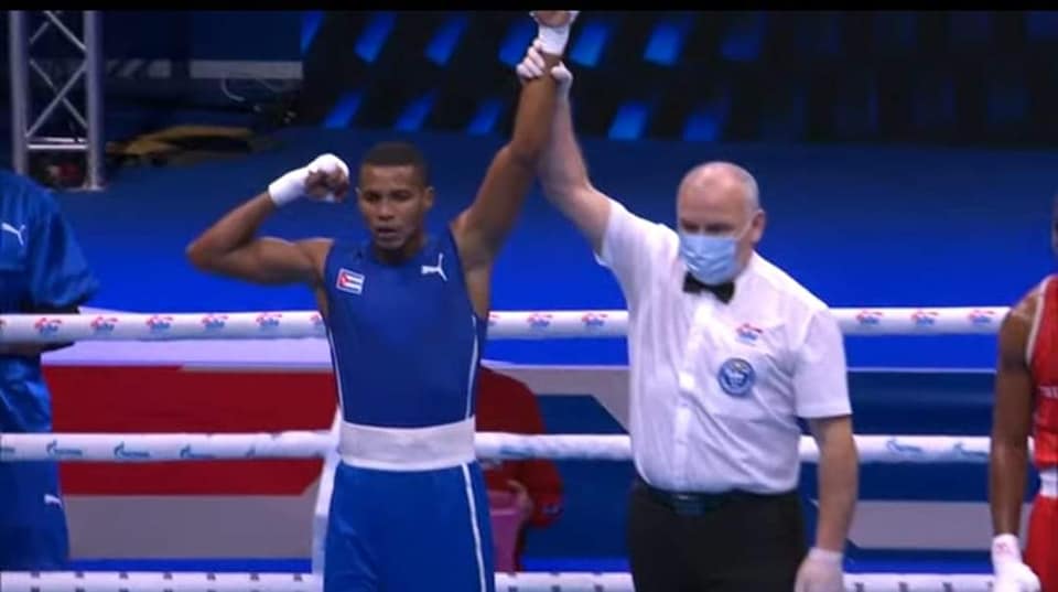 Excampeón mundial cubano de boxeo deserta en Guayaquil