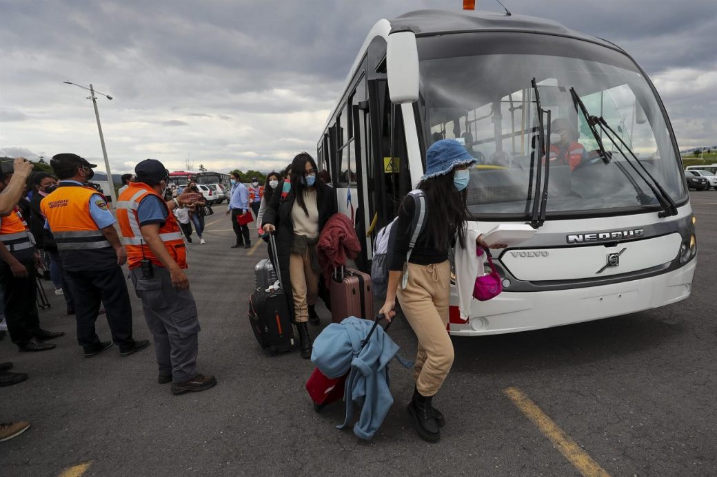 En la foto, un grupo de ecuatorianos que llegaron a Ecuador con apoyo de México.