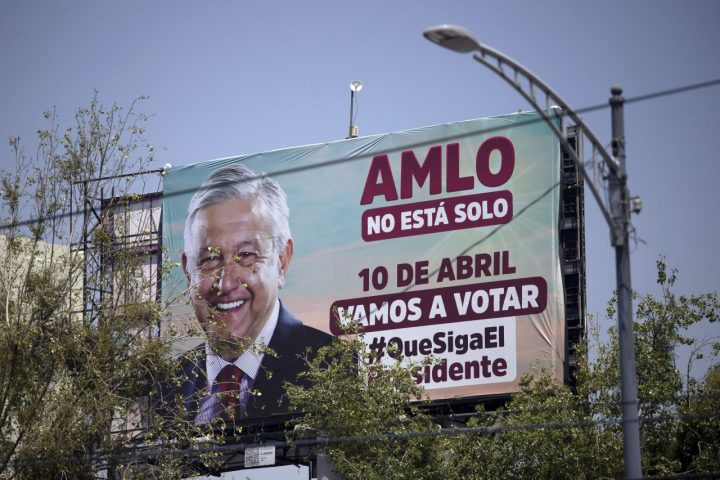 Poder. Los carteles en puntos estratégicos de México presentan a un Manuel López Obrador en una franca campaña.