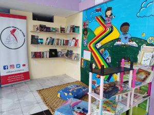NIÑOS. Los infantes también cuentan con un espacio en la biblioteca comunitaria.