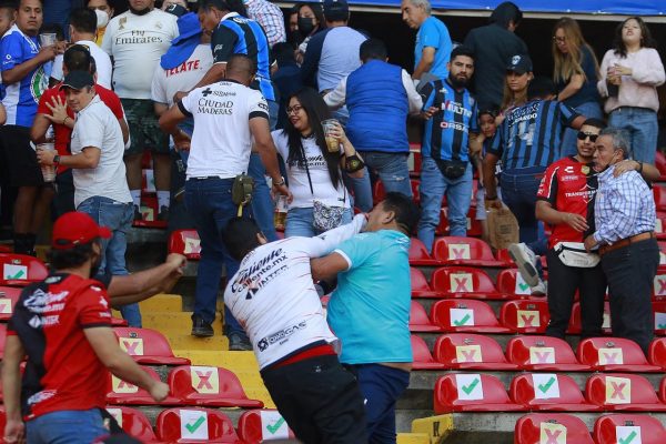 Batalla campal dejó 22 hinchas heridos en México
