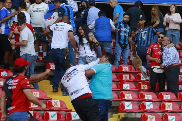 Dos de los hinchas heridos resultaron afectados de gravedad, según las autoridades.