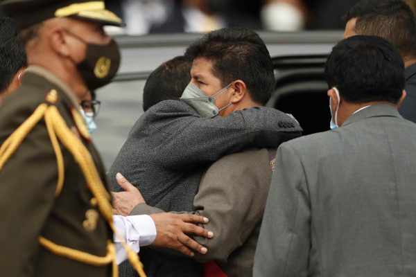 Fiscalía peruana ordena detener a exsecretario y sobrinos del Presidente