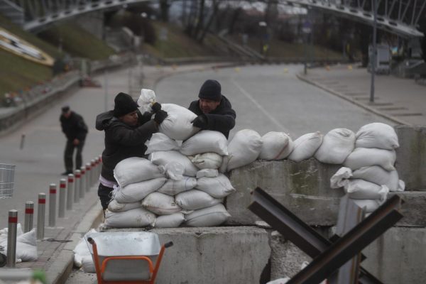 Habitantes de Kiev colaboran en la creación de barricadas para detener un eventual ataque ruso.