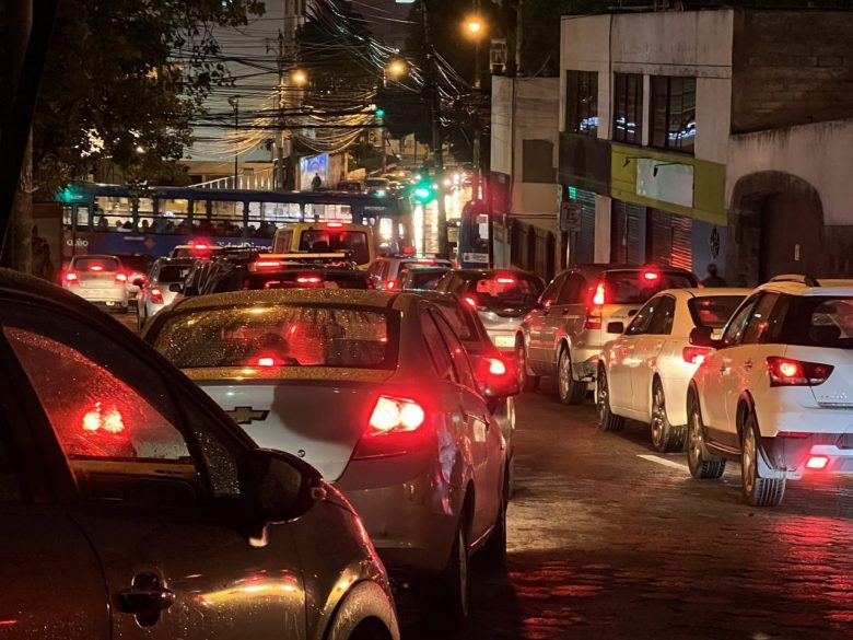 De 7 a 9 de la mañana, al mediodía, y de 6 de tarde a las 8 de noche es cuando más tráfico se registra en Quito.