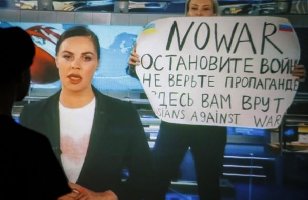Momento en el que Ovsianikova muestra en vivo el cartel pidiendo que Rusia detenga la guerra.